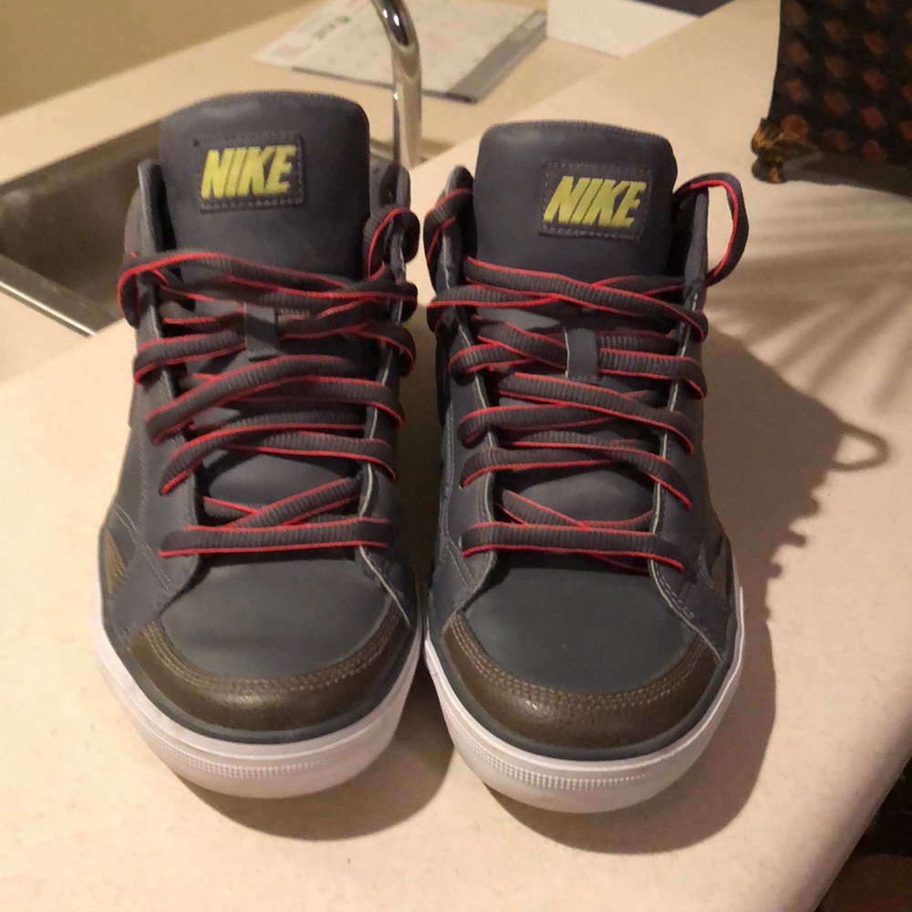Nike mid’s